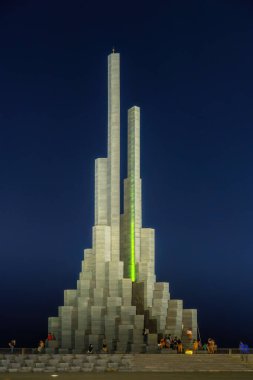 Phu Yen vilayeti, Vietnam - 03 Nisan 2024: Tuy Hoa kıyı kenti, Phu Yen, Vietnam 'daki Nghinh Phong kulesi meydanında gece. Burası turistlerin ve yerlilerin ilgisini çeken yeni bir yer..