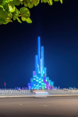 Phu Yen vilayeti, Vietnam - 03 Nisan 2024: Tuy Hoa kıyı kenti, Phu Yen, Vietnam 'daki Nghinh Phong kulesi meydanında gece. Burası turistlerin ve yerlilerin ilgisini çeken yeni bir yer..
