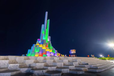 Phu Yen vilayeti, Vietnam - 03 Nisan 2024: Tuy Hoa kıyı kenti, Phu Yen, Vietnam 'daki Nghinh Phong kulesi meydanında gece. Burası turistlerin ve yerlilerin ilgisini çeken yeni bir yer..