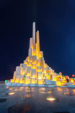 Phu Yen vilayeti, Vietnam - 03 Nisan 2024: Tuy Hoa kıyı kenti, Phu Yen, Vietnam 'daki Nghinh Phong kulesi meydanında gece. Burası turistlerin ve yerlilerin ilgisini çeken yeni bir yer..