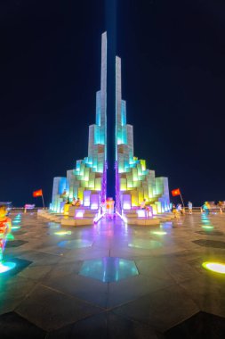 Phu Yen vilayeti, Vietnam - 03 Nisan 2024: Tuy Hoa kıyı kenti, Phu Yen, Vietnam 'daki Nghinh Phong kulesi meydanında gece. Burası turistlerin ve yerlilerin ilgisini çeken yeni bir yer..
