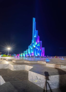Phu Yen vilayeti, Vietnam - 03 Nisan 2024: Tuy Hoa kıyı kenti, Phu Yen, Vietnam 'daki Nghinh Phong kulesi meydanında gece. Burası turistlerin ve yerlilerin ilgisini çeken yeni bir yer..
