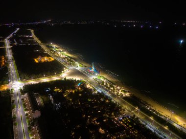 Phu Yen vilayeti, Vietnam - 03 Nisan 2024: Tuy Hoa kıyı kenti, Phu Yen, Vietnam 'daki Nghinh Phong kulesi meydanında gece. Burası turistlerin ve yerlilerin ilgisini çeken yeni bir yer..