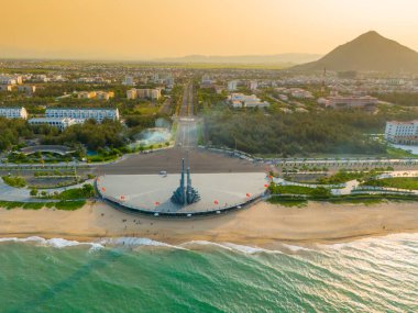 Phu Yen vilayeti, Vietnam - 03 Nisan 2024: Nghinh Phong kulesi meydanında gün batımı Tuy Hoa kıyı kenti, Phu Yen, Vietnam. Burası turistlerin ve yerlilerin ilgisini çeken yeni bir yer..