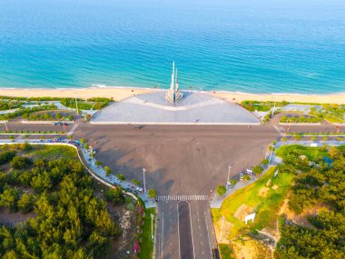 Phu Yen vilayeti, Vietnam - 03 Nisan 2024: Nghinh Phong kulesi meydanında gün batımı Tuy Hoa kıyı kenti, Phu Yen, Vietnam. Burası turistlerin ve yerlilerin ilgisini çeken yeni bir yer..