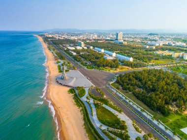 Phu Yen vilayeti, Vietnam - 03 Nisan 2024: Nghinh Phong kulesi meydanında gün batımı Tuy Hoa kıyı kenti, Phu Yen, Vietnam. Burası turistlerin ve yerlilerin ilgisini çeken yeni bir yer..