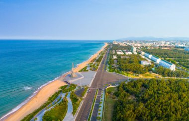 Phu Yen vilayeti, Vietnam - 03 Nisan 2024: Nghinh Phong kulesi meydanında gün batımı Tuy Hoa kıyı kenti, Phu Yen, Vietnam. Burası turistlerin ve yerlilerin ilgisini çeken yeni bir yer..