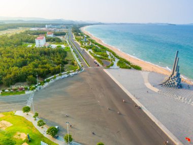 Phu Yen vilayeti, Vietnam - 03 Nisan 2024: Nghinh Phong kulesi meydanında gün batımı Tuy Hoa kıyı kenti, Phu Yen, Vietnam. Burası turistlerin ve yerlilerin ilgisini çeken yeni bir yer..