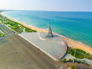 Phu Yen vilayeti, Vietnam - 03 Nisan 2024: Nghinh Phong kulesi meydanında gün batımı Tuy Hoa kıyı kenti, Phu Yen, Vietnam. Burası turistlerin ve yerlilerin ilgisini çeken yeni bir yer..