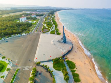 Phu Yen vilayeti, Vietnam - 03 Nisan 2024: Nghinh Phong kulesi meydanında gün batımı Tuy Hoa kıyı kenti, Phu Yen, Vietnam. Burası turistlerin ve yerlilerin ilgisini çeken yeni bir yer..