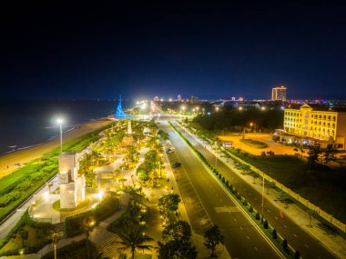 Phu Yen vilayeti, Vietnam - 03 Nisan 2024: Tuy Hoa kıyı kenti, Phu Yen, Vietnam 'daki Nghinh Phong kulesi meydanında gece. Burası turistlerin ve yerlilerin ilgisini çeken yeni bir yer..