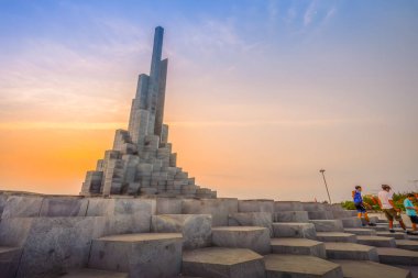 Phu Yen vilayeti, Vietnam - 03 Nisan 2024: Vietnam, Phu Yen vilayetindeki Nghinh Phong kulesi meydanında şafak. Burası turistlerin ve yerlilerin ilgisini çeken yeni bir yer..