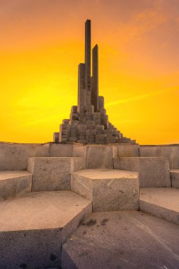 Phu Yen vilayeti, Vietnam - 03 Nisan 2024: Vietnam, Phu Yen vilayetindeki Nghinh Phong kulesi meydanında şafak. Burası turistlerin ve yerlilerin ilgisini çeken yeni bir yer..