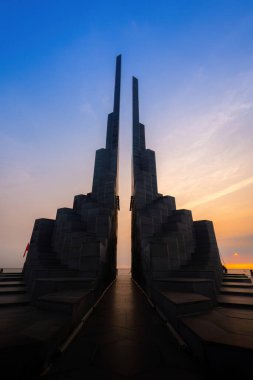 Phu Yen vilayeti, Vietnam - 03 Nisan 2024: Vietnam, Phu Yen vilayetindeki Nghinh Phong kulesi meydanında şafak. Burası turistlerin ve yerlilerin ilgisini çeken yeni bir yer..