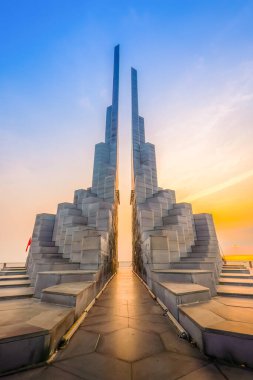 Phu Yen vilayeti, Vietnam - 03 Nisan 2024: Vietnam, Phu Yen vilayetindeki Nghinh Phong kulesi meydanında şafak. Burası turistlerin ve yerlilerin ilgisini çeken yeni bir yer..