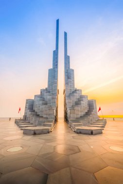 Phu Yen vilayeti, Vietnam - 03 Nisan 2024: Vietnam, Phu Yen vilayetindeki Nghinh Phong kulesi meydanında şafak. Burası turistlerin ve yerlilerin ilgisini çeken yeni bir yer..