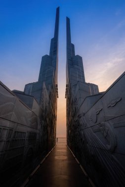 Phu Yen vilayeti, Vietnam - 03 Nisan 2024: Vietnam, Phu Yen vilayetindeki Nghinh Phong kulesi meydanında şafak. Burası turistlerin ve yerlilerin ilgisini çeken yeni bir yer..