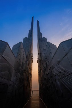 Phu Yen vilayeti, Vietnam - 03 Nisan 2024: Vietnam, Phu Yen vilayetindeki Nghinh Phong kulesi meydanında şafak. Burası turistlerin ve yerlilerin ilgisini çeken yeni bir yer..