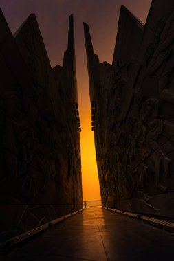 Phu Yen vilayeti, Vietnam - 03 Nisan 2024: Vietnam, Phu Yen vilayetindeki Nghinh Phong kulesi meydanında şafak. Burası turistlerin ve yerlilerin ilgisini çeken yeni bir yer..