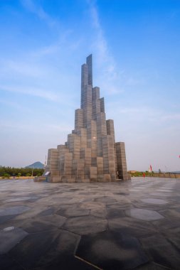 Phu Yen vilayeti, Vietnam - 03 Nisan 2024: Vietnam, Phu Yen vilayetindeki Nghinh Phong kulesi meydanında şafak. Burası turistlerin ve yerlilerin ilgisini çeken yeni bir yer..