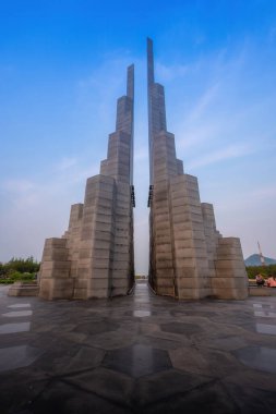 Phu Yen vilayeti, Vietnam - 03 Nisan 2024: Vietnam, Phu Yen vilayetindeki Nghinh Phong kulesi meydanında şafak. Burası turistlerin ve yerlilerin ilgisini çeken yeni bir yer..