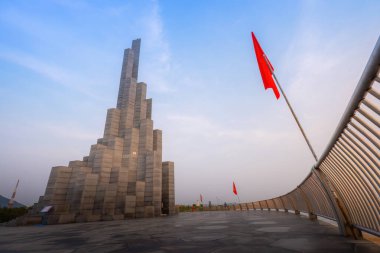 Phu Yen vilayeti, Vietnam - 03 Nisan 2024: Vietnam, Phu Yen vilayetindeki Nghinh Phong kulesi meydanında şafak. Burası turistlerin ve yerlilerin ilgisini çeken yeni bir yer..