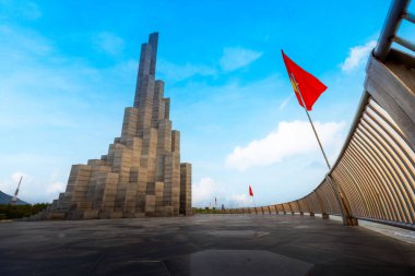 Phu Yen vilayeti, Vietnam - 03 Nisan 2024: Vietnam, Phu Yen vilayetindeki Nghinh Phong kulesi meydanında şafak. Burası turistlerin ve yerlilerin ilgisini çeken yeni bir yer. Seyahat ve manzara konsepti