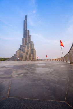 Phu Yen vilayeti, Vietnam - 03 Nisan 2024: Vietnam, Phu Yen vilayetindeki Nghinh Phong kulesi meydanında şafak. Burası turistlerin ve yerlilerin ilgisini çeken yeni bir yer..