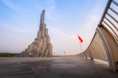 Phu Yen vilayeti, Vietnam - 03 Nisan 2024: Vietnam, Phu Yen vilayetindeki Nghinh Phong kulesi meydanında şafak. Burası turistlerin ve yerlilerin ilgisini çeken yeni bir yer..