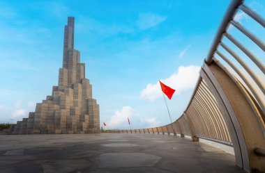 Phu Yen vilayeti, Vietnam - 03 Nisan 2024: Vietnam, Phu Yen vilayetindeki Nghinh Phong kulesi meydanında şafak. Burası turistlerin ve yerlilerin ilgisini çeken yeni bir yer. Seyahat ve manzara konsepti