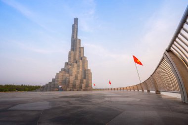 Phu Yen vilayeti, Vietnam - 03 Nisan 2024: Vietnam, Phu Yen vilayetindeki Nghinh Phong kulesi meydanında şafak. Burası turistlerin ve yerlilerin ilgisini çeken yeni bir yer..