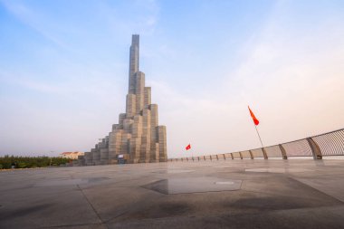 Phu Yen vilayeti, Vietnam - 03 Nisan 2024: Vietnam, Phu Yen vilayetindeki Nghinh Phong kulesi meydanında şafak. Burası turistlerin ve yerlilerin ilgisini çeken yeni bir yer..