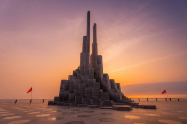 Phu Yen vilayeti, Vietnam - 03 Nisan 2024: Vietnam, Phu Yen vilayetindeki Nghinh Phong kulesi meydanında şafak. Burası turistlerin ve yerlilerin ilgisini çeken yeni bir yer..