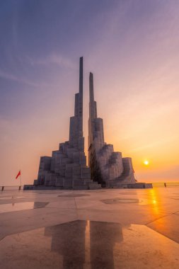 Phu Yen vilayeti, Vietnam - 03 Nisan 2024: Vietnam, Phu Yen vilayetindeki Nghinh Phong kulesi meydanında şafak. Burası turistlerin ve yerlilerin ilgisini çeken yeni bir yer..