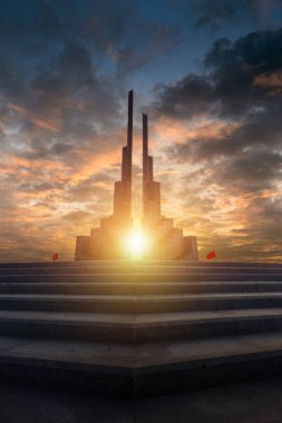 Phu Yen vilayeti, Vietnam - 03 Nisan 2024: Vietnam, Phu Yen vilayetindeki Nghinh Phong kulesi meydanında şafak. Burası turistlerin ve yerlilerin ilgisini çeken yeni bir yer. Seyahat ve manzara konsepti