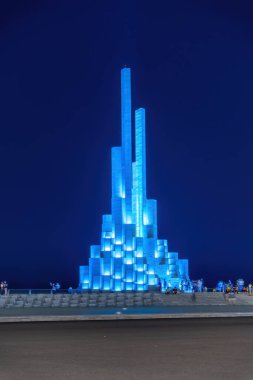 Phu Yen vilayeti, Vietnam - 03 Nisan 2024: Tuy Hoa kıyı kenti, Phu Yen, Vietnam 'daki Nghinh Phong kulesi meydanında gece. Burası turistlerin ve yerlilerin ilgisini çeken yeni bir yer..