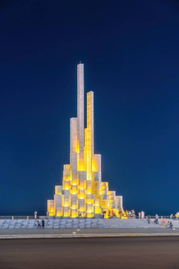 Phu Yen vilayeti, Vietnam - 03 Nisan 2024: Tuy Hoa kıyı kenti, Phu Yen, Vietnam 'daki Nghinh Phong kulesi meydanında gece. Burası turistlerin ve yerlilerin ilgisini çeken yeni bir yer..
