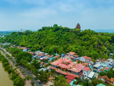 Nhan Tapınağı 'nın havadan görünüşü, Vietnam' ın başkenti Phu Yen 'de bulunan Champa halkının sanatsal mimari eseridir. Seyahat ve manzara konsepti