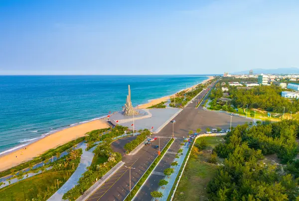 Phu Yen vilayeti, Vietnam - 03 Nisan 2024: Nghinh Phong kulesi meydanında gün batımı Tuy Hoa kıyı kenti, Phu Yen, Vietnam. Burası turistlerin ve yerlilerin ilgisini çeken yeni bir yer..