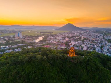 Nhan Tapınağı 'nın havadan görünüşü, Vietnam' ın başkenti Phu Yen 'de bulunan Champa halkının sanatsal mimari eseridir. Gün batımı manzarası. Seyahat ve manzara konsepti