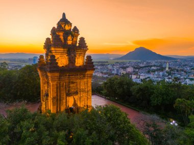 Nhan Tapınağı 'nın havadan görünüşü, Vietnam' ın başkenti Phu Yen 'de bulunan Champa halkının sanatsal mimari eseridir. Gün batımı manzarası. Seyahat ve manzara konsepti