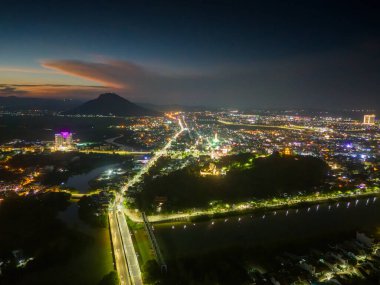 Nhan Tapınağı 'nın havadan görünüşü, Vietnam' ın başkenti Phu Yen 'de bulunan Champa halkının sanatsal mimari eseridir. Gece görüşü. Seyahat ve manzara konsepti