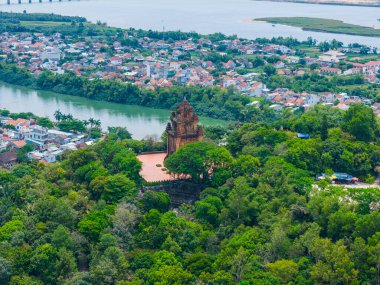 Nhan Tapınağı 'nın havadan görünüşü, Vietnam' ın başkenti Phu Yen 'de bulunan Champa halkının sanatsal mimari eseridir. Seyahat ve manzara konsepti
