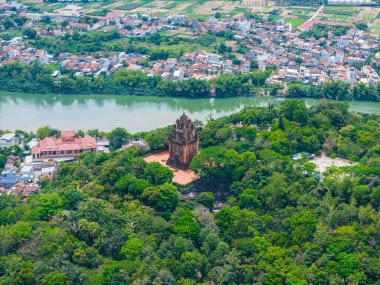 Nhan Tapınağı 'nın havadan görünüşü, Vietnam' ın başkenti Phu Yen 'de bulunan Champa halkının sanatsal mimari eseridir. Seyahat ve manzara konsepti