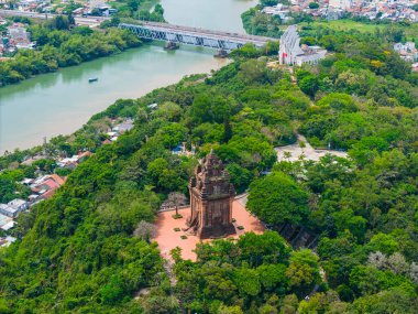 Nhan Tapınağı 'nın havadan görünüşü, Vietnam' ın başkenti Phu Yen 'de bulunan Champa halkının sanatsal mimari eseridir. Seyahat ve manzara konsepti