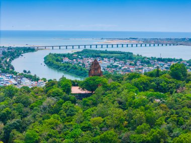 Nhan Tapınağı 'nın havadan görünüşü, Vietnam' ın başkenti Phu Yen 'de bulunan Champa halkının sanatsal mimari eseridir. Seyahat ve manzara konsepti