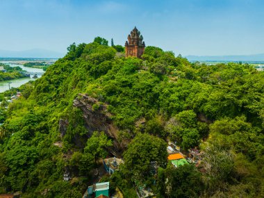 Nhan Tapınağı 'nın havadan görünüşü, Vietnam' ın başkenti Phu Yen 'de bulunan Champa halkının sanatsal mimari eseridir. Seyahat ve manzara konsepti