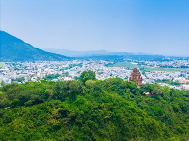 Nhan Tapınağı 'nın havadan görünüşü, Vietnam' ın başkenti Phu Yen 'de bulunan Champa halkının sanatsal mimari eseridir. Seyahat ve manzara konsepti