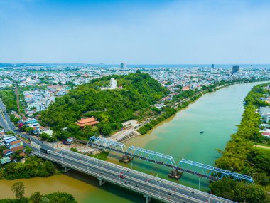 Nhan Tapınağı 'nın havadan görünüşü, Vietnam' ın başkenti Phu Yen 'de bulunan Champa halkının sanatsal mimari eseridir. Seyahat ve manzara konsepti