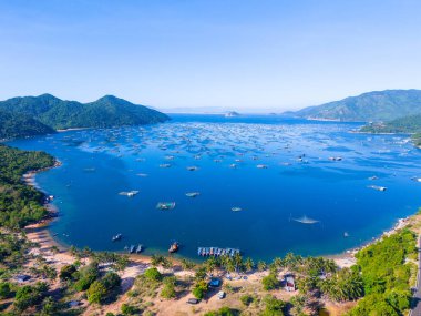 Istakoz besleme çiftliklerinin hava manzarası, Vung Ro körfezindeki yüzen balıkçı köyü, Phu Yen, Vietnam. Burası çok popüler bir turizm beldesi. Seyahat ve manzara konsepti